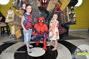 Homem-Aranha visita o Cineplus Emacite; público pode tirar fotos a vontade (22)