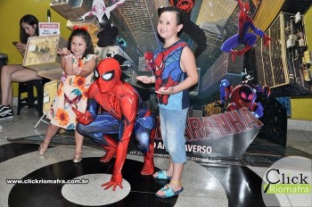 Homem-Aranha visita o Cineplus Emacite; público pode tirar fotos a vontade (23)