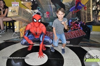 Homem-Aranha visita o Cineplus Emacite; público pode tirar fotos a vontade (24)