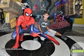 Homem-Aranha visita o Cineplus Emacite; público pode tirar fotos a vontade (30)
