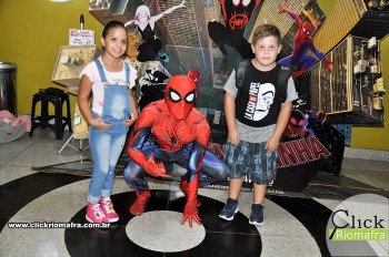 Homem-Aranha visita o Cineplus Emacite; público pode tirar fotos a vontade (35)