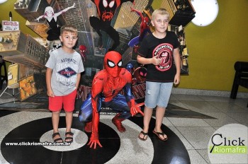 Homem-Aranha visita o Cineplus Emacite; público pode tirar fotos a vontade (36)
