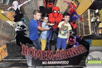 Homem-Aranha visita o Cineplus Emacite; público pode tirar fotos a vontade (37)
