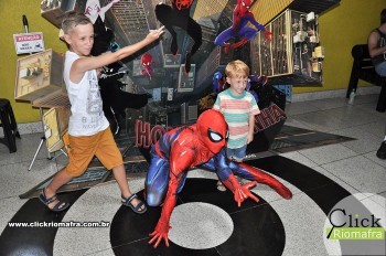 Homem-Aranha visita o Cineplus Emacite; público pode tirar fotos a vontade (42)
