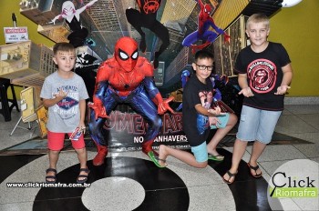 Homem-Aranha visita o Cineplus Emacite; público pode tirar fotos a vontade (55)