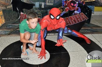 Homem-Aranha visita o Cineplus Emacite; público pode tirar fotos a vontade (56)