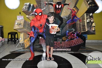 Homem-Aranha visita o Cineplus Emacite; público pode tirar fotos a vontade (68)