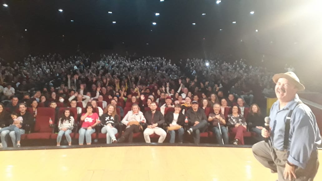 Público enche o Cineplus Emacite para se divertir com Paulinho Mixaria (2)