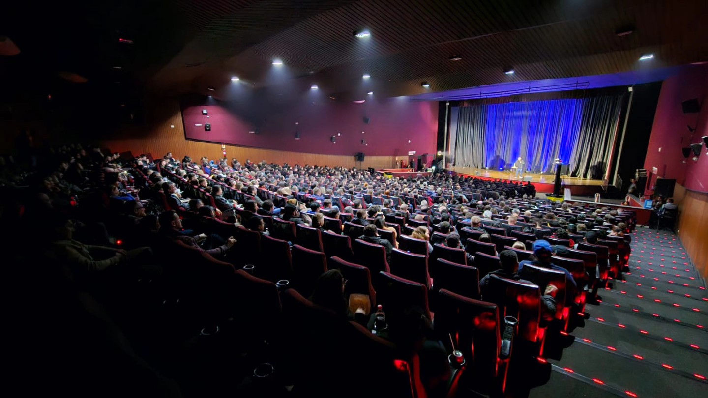 Show de stand-up To de Escala de Rafael Aragao lota o Cineplus Emacite