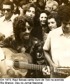Em 1973, Raul Seixas cantando "Ouro de Tolo" na Av Rio Branco, Centro do Rio de Janeiro