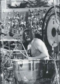 John Bonham, o "Bonzo" como era chamado, em ação no seu habitat natural, a bateria.