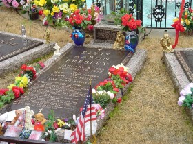 Túmulo de Elvis, ponto de peregrinação para seus fãs e admiradores até hoje, recebe cerca de 600 mil visitas por ano, 2° lugar mais visitado nos EUA,  perdendo somente para a Casa Branca.