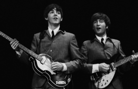 Paul e John em 1964 no primeiro show nos EUA, em Washington. Prestes a dominar o país e o Mundo.