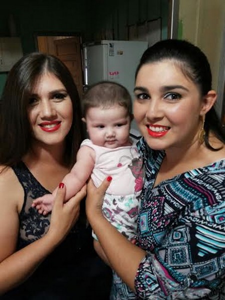 Mãe Rosangela Fuchs com as filhas Melissa e Yasmin.