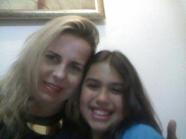 Mãe Rosangela Fuchs com as filhas Melissa e Yasmin.