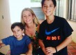 Mãe Carolina Fresch com os filhos João Guilherme e Pedro Henrique.
