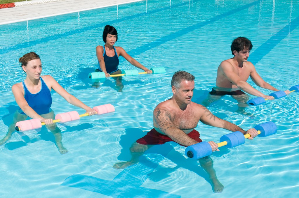 A hidroginástica ganha cada vez mais adeptos e nem mesmo o frio é desculpa para não fazer exercícios. Piscinas modernas e adequadas a temperatura do termômetro garantem o conforto, tanto no inverno como no verão / GB Imagem