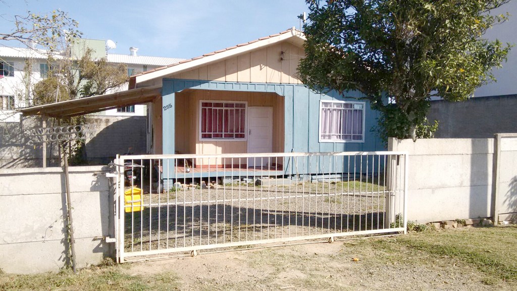 A sede da empresa ficava nesta pequena casa, sito a rua Octávio Licnerski no bairro Jardim do Moinho, com capital social de apenas R$ 10 mil, em tese, insuficientes para ser contratada pelo poder público em relação ao montante do valor contratado, sendo que também, a empresa tinha apenas um ano de funcionamento e foi fechada em julho de 2015.