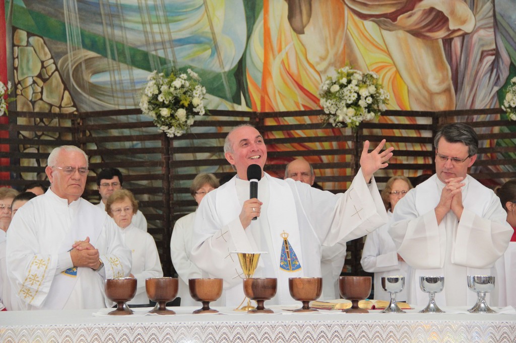 Padre Dulcio (centro)  faz sua última missa como pároco  do Santuário no dia 14 de outubro