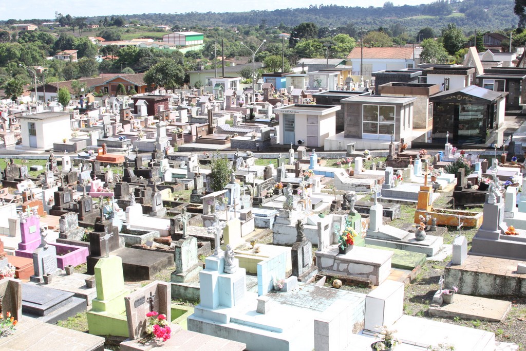 Cemitério de Mafra é organizado para Dia de Finados