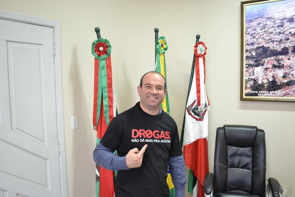 Prefeitos da região recebem material da campanha “Drogas. Não dá mais para aceitar”
