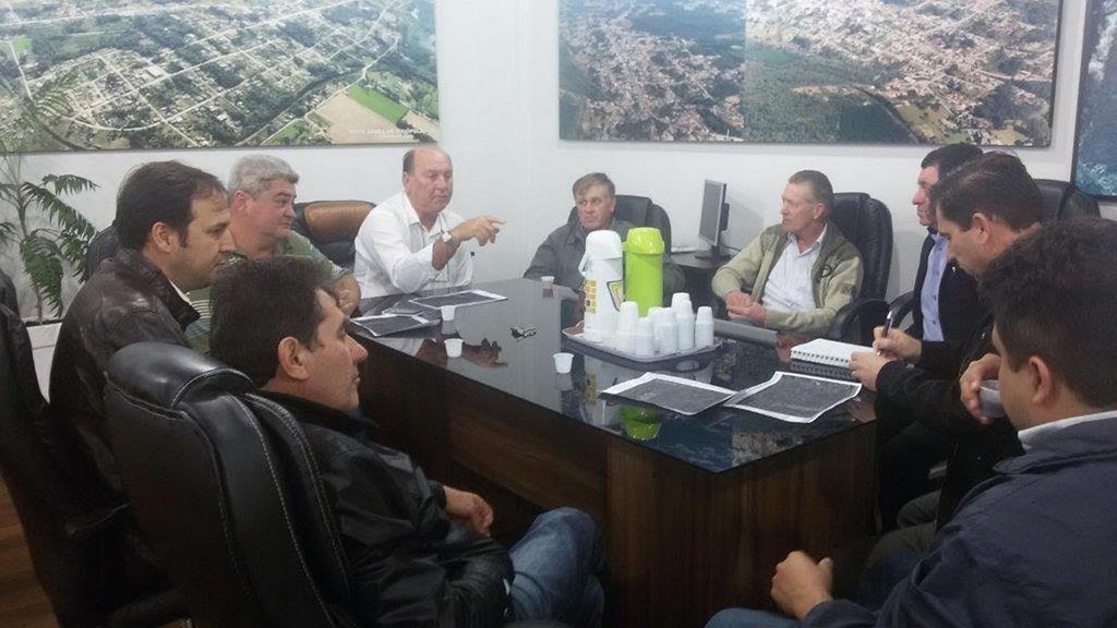 Empresa RIGESA e autoridades locais estudam o desvio de caminhões de pinus do centro da cidade