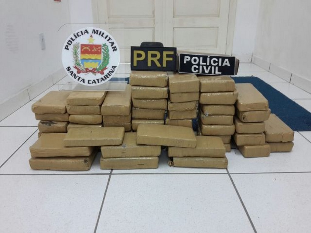 Polícia Civil apreende cerca de 50 kg de maconha em carro abandonado