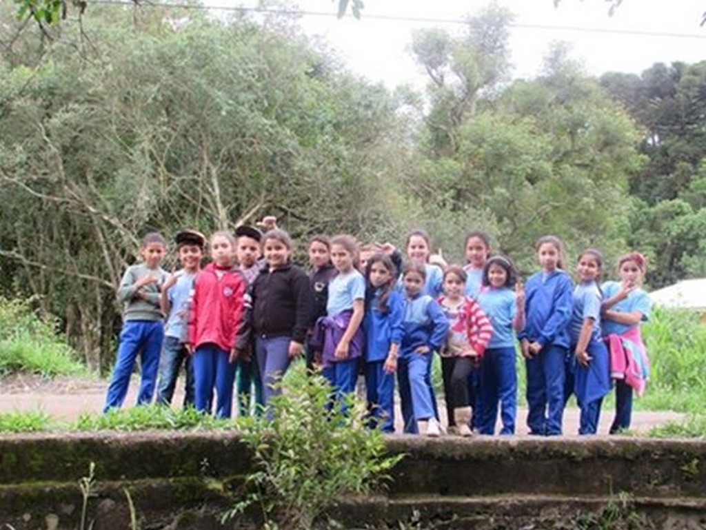 Alunos da escola Professor Gunther Urban assistem filme de bang-bang gravado em Campo do Tenente em 1973