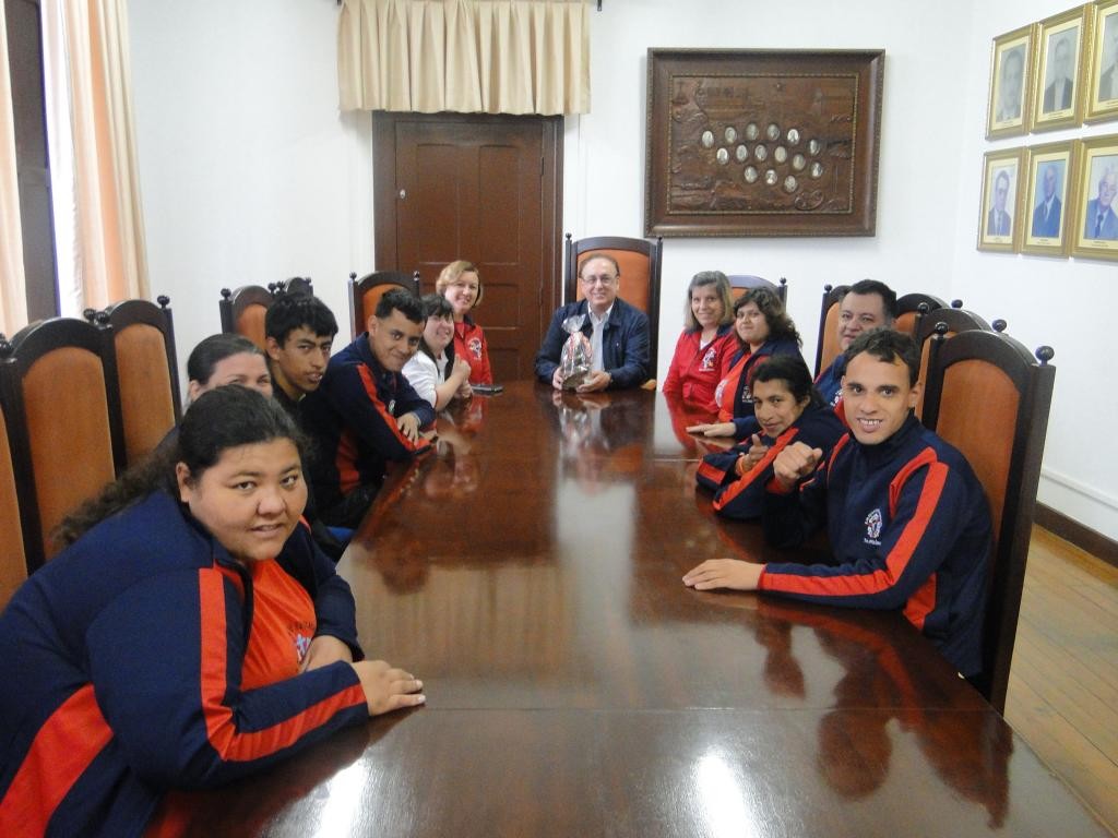 Alunos e professores da escola Tia Apolônia visitam o executivo rionegrense