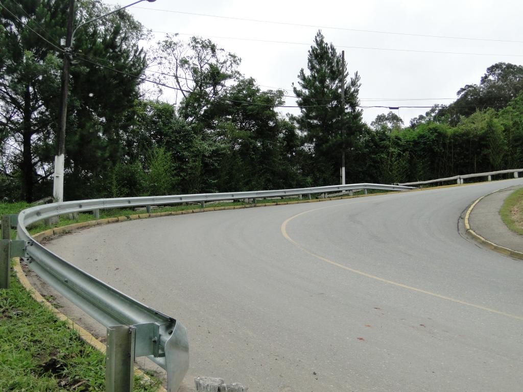 Empresário patrocina defensa metálica em curva do Seminário