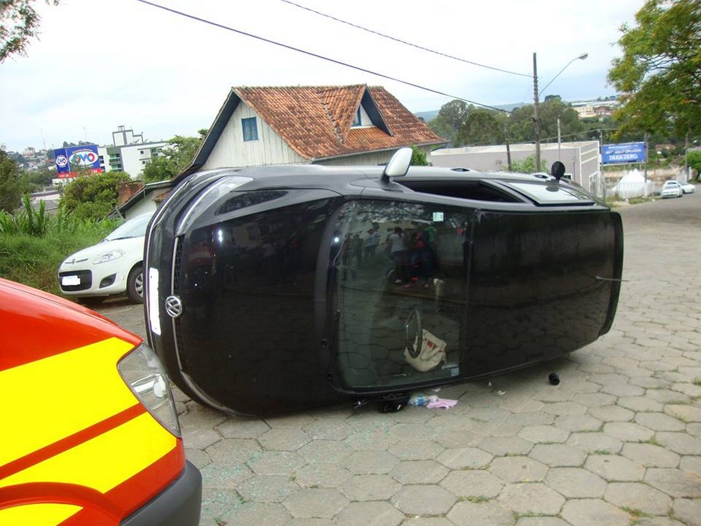 Veículo Fox capota no centro de Mafra