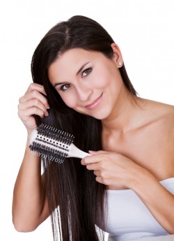 Escovar os cabelos regularmente deixa os cabelos sedosos, mas é preciso cuidar da higiene das escovas em cujas cerdas se acumulam não somente fios de cabelos, mas partículas de poeira, sebo do couro cabeludo e células mortas / GB Imagem