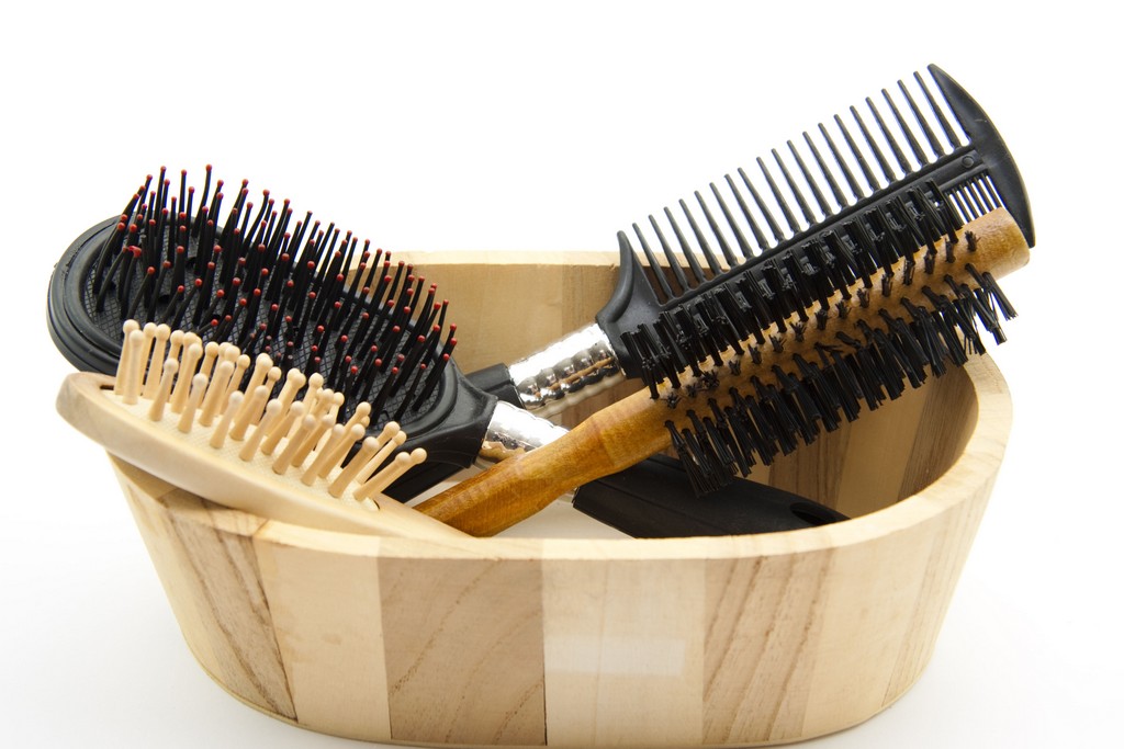 No mercado existem inúmeras marcas de escovas para cabelo de excelentes marcas. Fique de olho na qualidade do material e escolha o tipo certo para seu cabelo. Procure orientação de profissional nesta área, caso você tenha dúvidas / GB Imagem