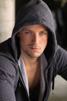 O tradicional casaco de moletom com capuz continua em alta. A peça pode ser combinada de várias maneiras no figurino diário / GB Imagem