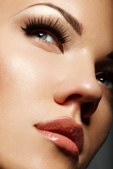 A maquiagem é uma poderosa aliada na hora de harmonizar o formato das sobrancelhas. Sombras em tons marrons escuros devem ser aplicadas e depois esfumaçadas com um pincel apropriado / GB Imagem