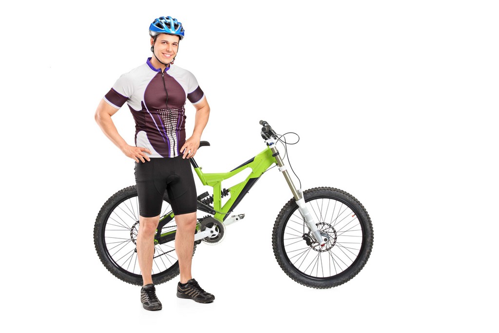 Ainda não tão difundido no Brasil, os equipamentos de segurança e roupas próprias para as pessoas que gostam de pedalar são muito importantes para evitar acidentes e caso eles aconteçam, protegem os ciclistas / GB Imagem