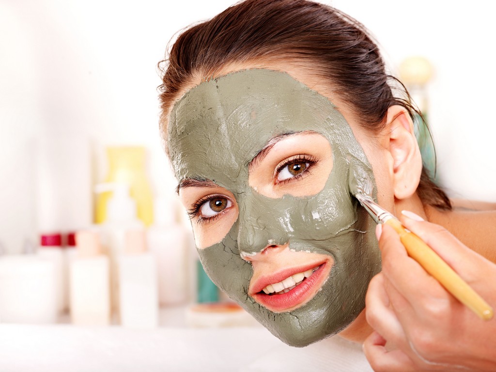 A máscara de argila é composta de ingredientes naturais que tratam a pele do rosto. É encontrada nas lojas de cosméticos sendo que Máscara de Argila Cinza é uma das mais procuradas devido aos efeitos cicatrizante e anti-inflamatório / GB Imagem
