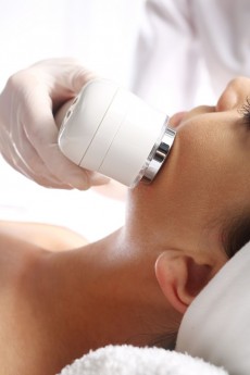 O ultrassom pode ser usado também para tratar flacidez do rosto e pescoço. É eficiente ainda no tratamento de celulite; ele quebra as células de gordura e estimula a produção de colágeno / GB Imagem