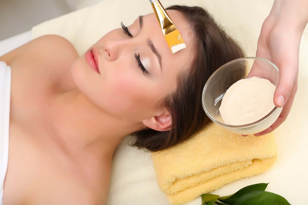 O peeling é um tratamento para pele que deve ser realizado em consultório médico. Dependendo do tipo da pele, pode ser indicado o peeling quÃmico que consiste na utilização de uma combinação de ácidos especÃficos que promoverão a renovação celular / GB Imagem