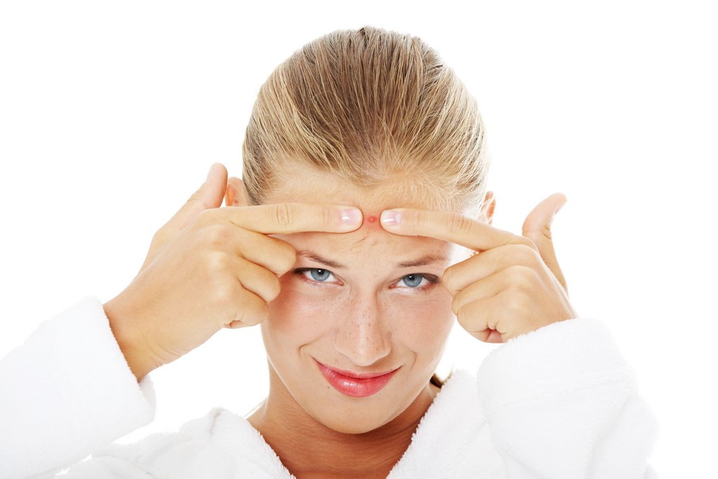 Quando aparece aquela famigerada marca vermelhinha, é um pânico total. No entanto, a pior coisa a se fazer é espremer a acne porque só vai piorar a situação / GB Imagem