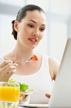 Além de tratar a pele acneica com produtos específicos, manter o corpo sadio e hidratado também é importante. Que tal adotar a valiosa dica de beber pelo menos dois litros de água por dia? Comer alimentos naturais à base de frutas e verduras e beber sucos naturais também é uma ótima opção / GB Imagem