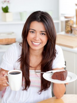 Açúcar faz bem para o organismo, mas na dose certa. Se o café vier acompanhado de uma apetitosa fatia de bolo, prefira ingerir a bebida pura, sem açúcar ou adoçante / GB Imagem