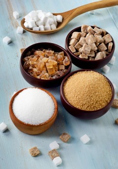 Entre os vários tipos de açúcar disponível no mercado, o açúcar de coco aparece como alternativa mais natural na hora de adoçar as bebidas ou sobremesas. Ele apresenta coloração mais escura do que o açúcar refinado / GB Imagem 
