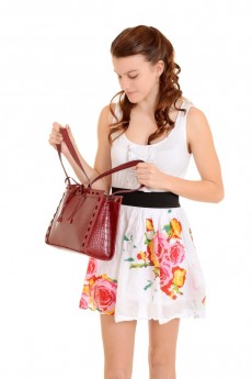 Qual é formato ideal? Isso depende de cada mulher. Obrigatoriamente, a bolsa deve ter várias repartições que facilitem a guarda e manuseio de cartões de banco e celular / GB Imagem