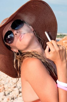 O cigarro diminui a oxigenação do sangue. Isto potencializa os efeitos dos radicais livres, acentuando as rugas ao redor dos olhos e ao redor da boca / GB Imagem