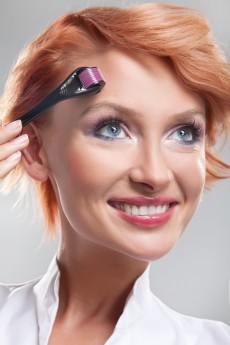 O dermaroller pode ser aplicado em todo o rosto. Na testa, ajuda a minimizar os sulcos e marcas de expressão, bem como as linhas entre as sobrancelhas / GB Imagem