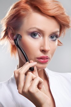 O dermaroller provoca micro lesões, as quais potencializam a ação dos cosméticos e principalmente estimulam a formação do colágeno, responsável pela firmeza da pele e contorno do rosto mais definido / GB Imagem