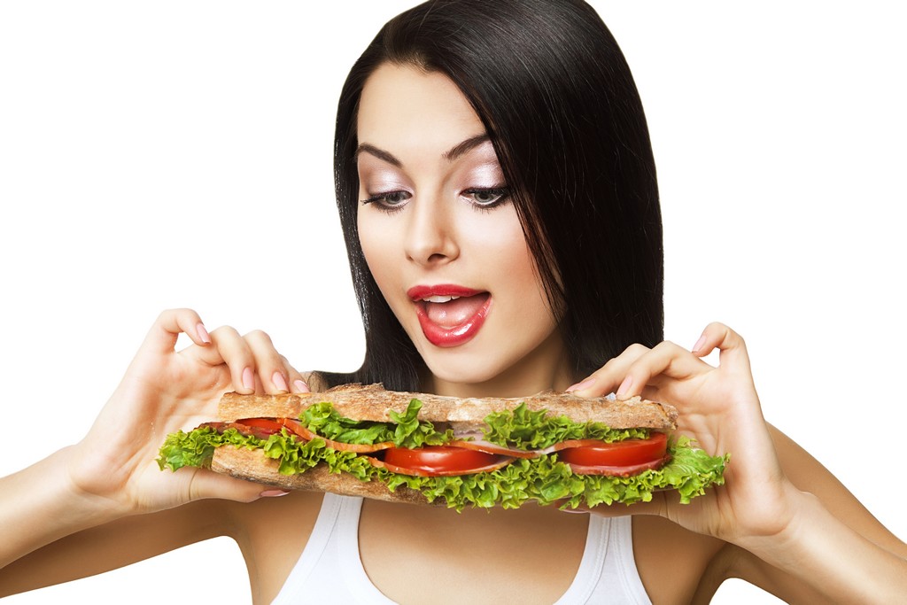 Um sanduíche recheado com produtos naturais pode ser uma opção saudável e saborosa de refeição completa, já que o pão representa os carboidratos, além de ser rico em ferro, folato e zinco / GB Imagem