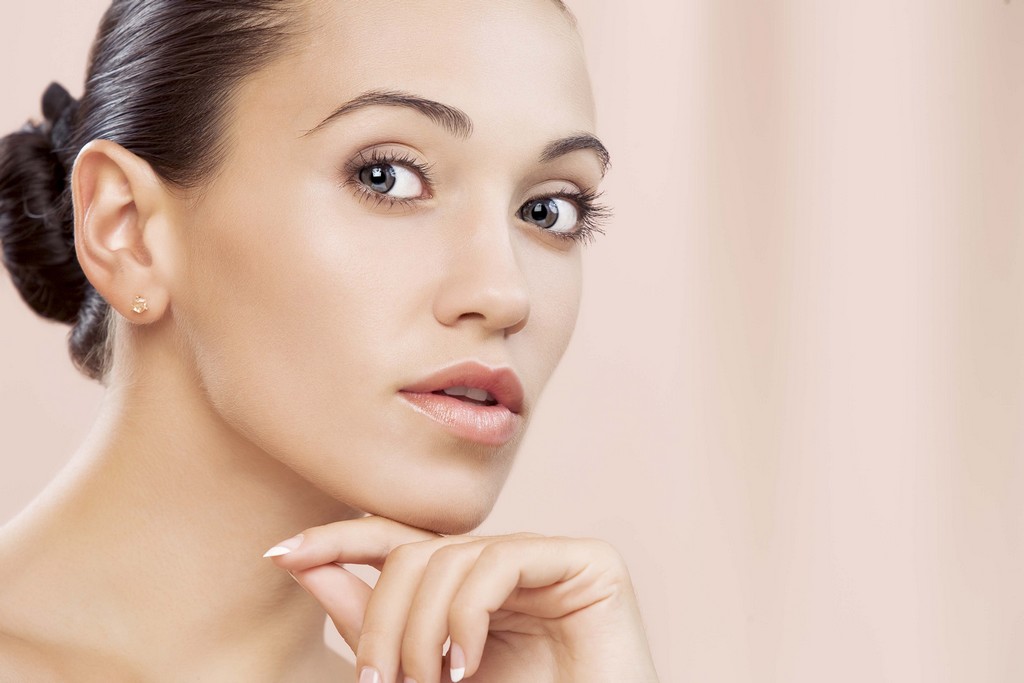 Rosto lindo e liso não é produto do acaso. Com um pouquinho de boa vontade e disciplina é possível ter a pele tratada que reagirá bem melhor à aplicação dos produtos de maquiagem, responsáveis por cobrir imperfeições e uniformizar o tom da pele / GB Imagem