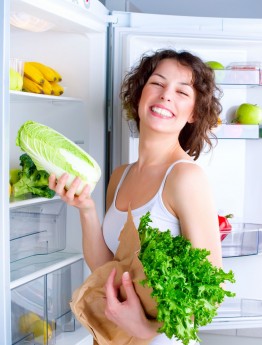 As frutas e verduras devem fazer parte da alimentação diária. Elas são poderosas fontes de nutrientes que renovam as células. O resultado será pele lisa e brilhante, reflexos de organismo saudável / GB Imagem